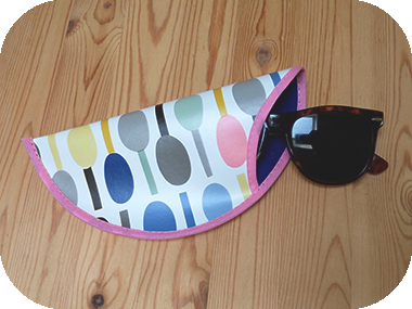 DIY Sunglasses case from Lola oilcloth - tafelzeil